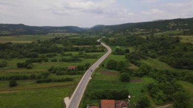 Karayolu konseptinde araba sürüşü hava aracı bakış açısı