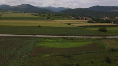 Karayolu konseptinde araba sürüşü hava aracı bakış açısı
