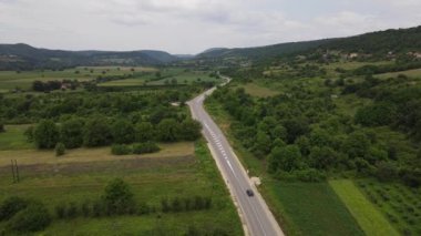 Karayolu konseptinde araba sürüşü hava aracı bakış açısı