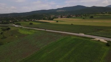Karayolu konseptinde araba sürüşü hava aracı bakış açısı