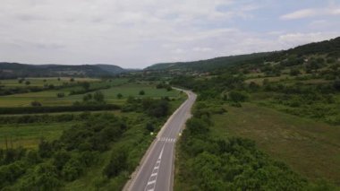 Karayolu konseptinde araba sürüşü hava aracı bakış açısı