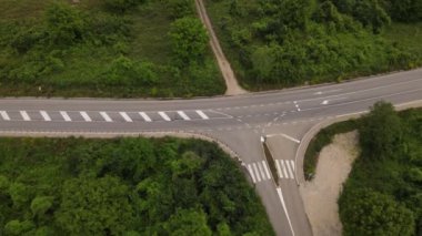 Karayolu konseptinde araba sürüşü hava aracı bakış açısı