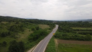 Karayolu konseptinde araba sürüşü hava aracı bakış açısı