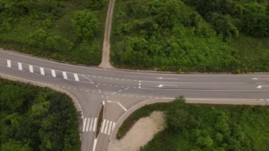 Karayolu konseptinde araba sürüşü hava aracı bakış açısı