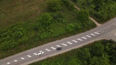Karayolu konseptinde araba sürüşü hava aracı bakış açısı