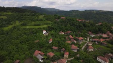 Sırbistan 'ın Lokva köyüne gündüz insansız hava aracı görüntüsü 