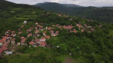 Sırbistan 'ın Lokva köyüne gündüz insansız hava aracı görüntüsü 