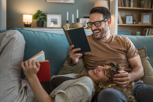 夫妻关系中的一对成年夫妇白种人夫妻真正的书在家里沙发上看书在公寓里看书看休闲结合家庭观念真实的人抄袭空间 — 图库照片