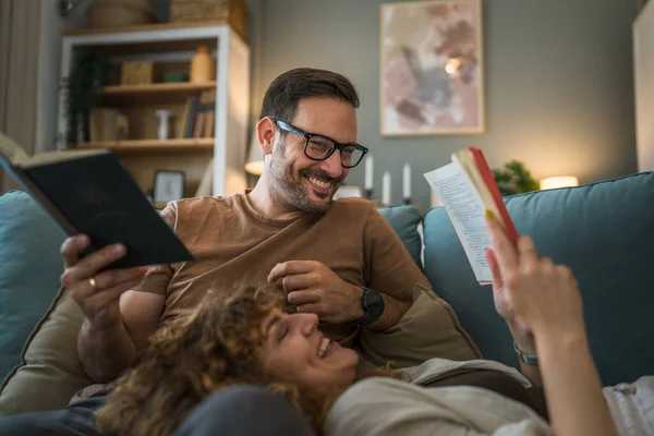 夫妻关系中的一对成年夫妇白种人夫妻真正的书在家里沙发上看书在公寓里看书看休闲结合家庭观念真实的人抄袭空间 — 图库照片