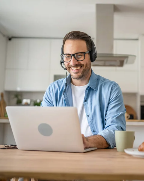 Kafkasyalı Bir Erkek Bilgisayar Başında Kulaklıkla Evde Çalışıyor Müşteri Mutlu — Stok fotoğraf
