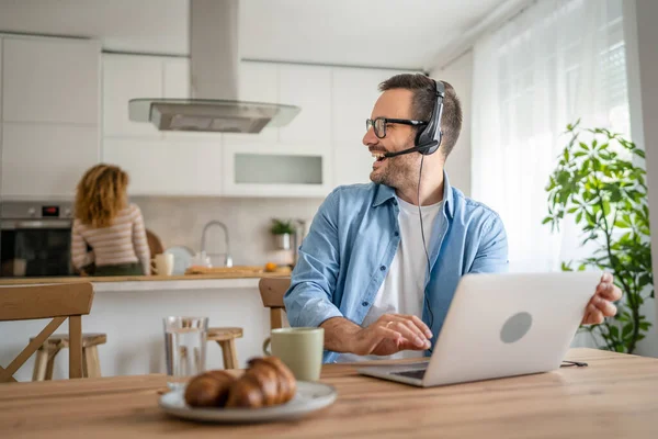 Kafkasyalı Bir Erkek Bilgisayar Başında Kulaklıkla Evden Çalışıyor Müşteri Mutlu — Stok fotoğraf