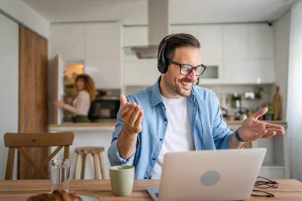 Kafkasyalı Bir Erkek Bilgisayar Başında Kulaklıkla Evden Çalışıyor Müşteri Mutlu — Stok fotoğraf