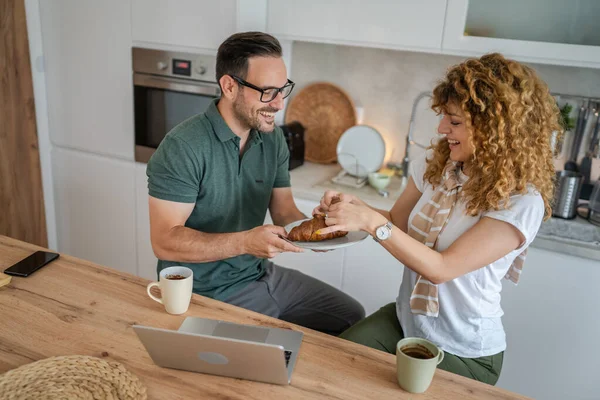 Caucasien Couple Homme Femme Prendre Petit Déjeuner Dans Cuisine Manger — Photo