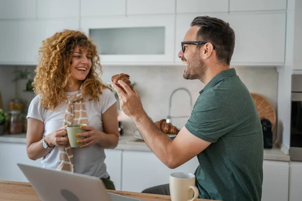 Kaukasisch Paar Man Vrouw Ontbijten Keuken Eten Croissant Koffie Dagelijks — Stockfoto