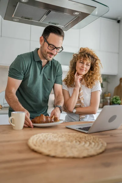 Kaukasische Paar Mann Und Frau Beim Frühstück Der Küche Essen — Stockfoto