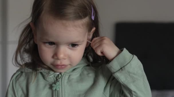 Біла Дівчина Два Роки Малюк Використовує Бавовняний Тампон Палицею Брунька — стокове відео