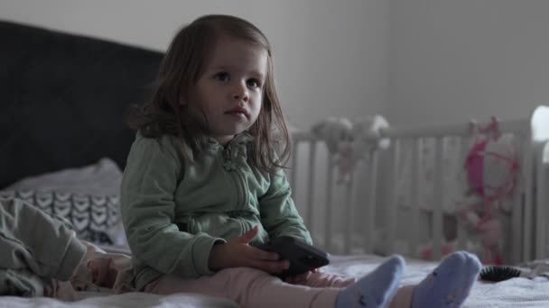 Jeden Mały Biały Dziewczynka Maluch Trzymać Smartfon Telefon Komórkowy Podczas — Wideo stockowe