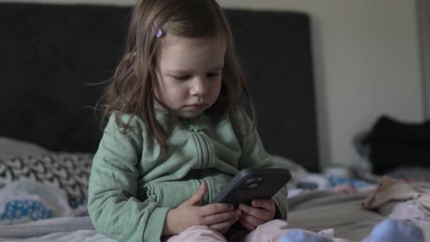 Одна Маленька Кавказька Дівчинка Малюк Тримає Смартфон Мобільним Телефоном Сидячи — стокове відео