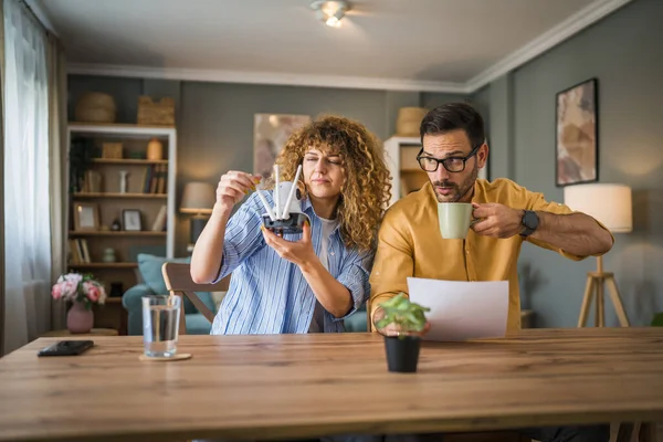 Paar Erwachsene Kaukasische Mann Und Frau Hause Verbinden Setup Und — Stockfoto