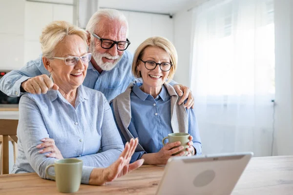 Group People Mature Senior Caucasian Family Friends Use Digital Tablet — Stock Photo, Image