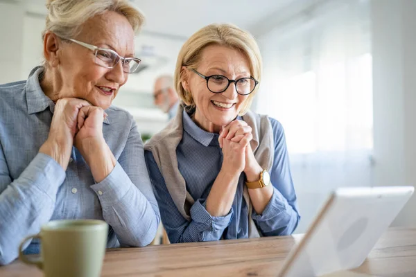 Twee Volwassen Senior Kaukasische Vrouwen Familie Moeder Dochter Zussen Vrienden — Stockfoto