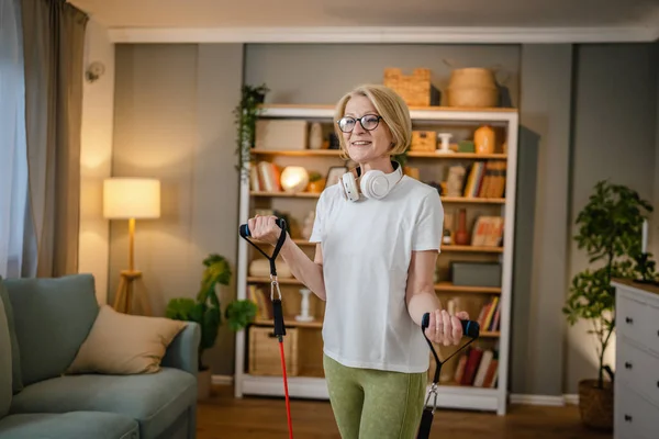 Een Vrouw Volwassen Blonde Vrouw Training Thuis Kamer Met Behulp — Stockfoto
