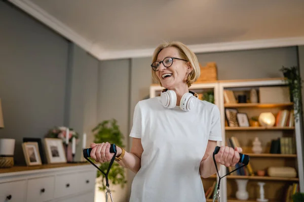 Een Vrouw Volwassen Blonde Vrouw Training Thuis Kamer Met Behulp — Stockfoto