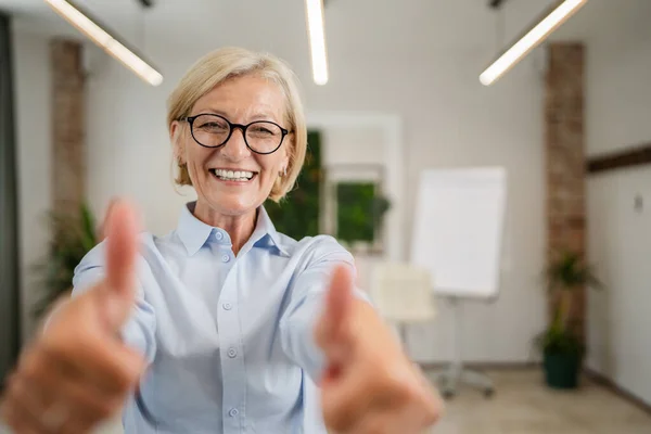 Evde Ofiste Gözlüklü Olgun Beyaz Bir Kadının Portresi Mutlu Bir — Stok fotoğraf