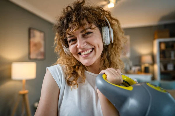 Portrait Caucasian Adult Woman Curly Hair Stand Home Hold Kettlebell — Stock Photo, Image