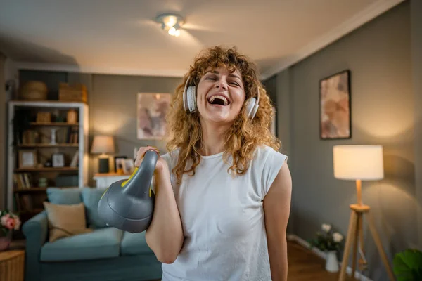 Portrait Caucasian Adult Woman Curly Hair Stand Home Hold Kettlebell — Stock Photo, Image