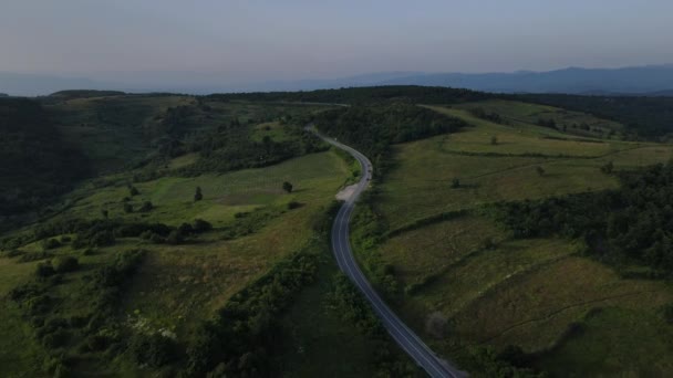 Drohnenaufnahmen Einer Kurvenreichen Asphaltstraße Auf Einem Gebirgszug Während Der Sommerlichen — Stockvideo