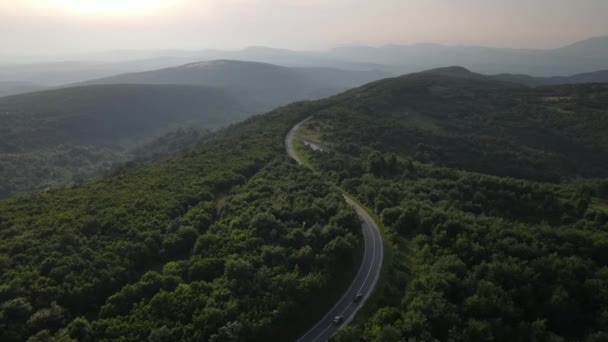 세르비아의 도로를 친환경적 풍경적 컨셉으로 둘러싸인 세르비아 지대의 아스팔트 공중에서 — 비디오