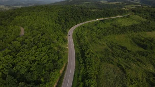 Letecké Bezpilotní Záběry Křivolaké Asfaltové Silnice Horském Masivu Během Letního — Stock video