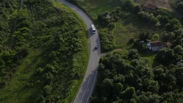 Vedere Aeriană Drone Vedere Autobuz Drum Prin Copacii Din Lanțul — Videoclip de stoc