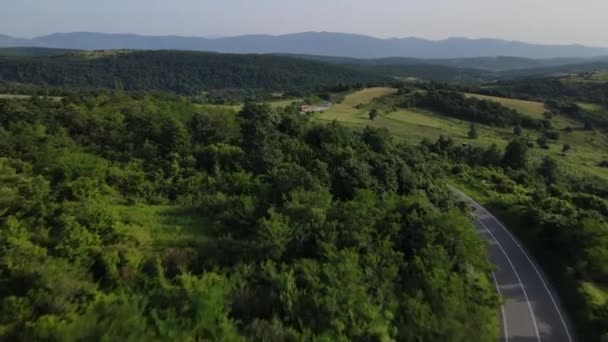 Letecký Pohled Drone Pohled Autobus Silnici Koryto Stromů Pohoří Jaře — Stock video