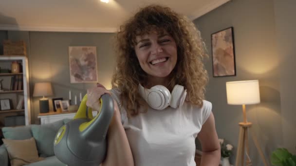 Portrait Femme Adulte Caucasienne Avec Des Cheveux Bouclés Tenir Maison — Video
