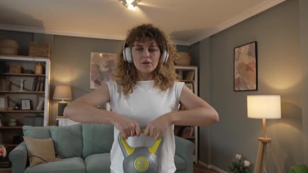 Beyaz Kadın Portresi Evde Kıvırcık Saç Eğitimi Alıyor Kettlebell Girya — Stok video