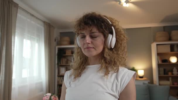 집에서 곱슬머리의 여자가 벨기르야 Kettlebell Girya 티셔츠를 라이프 스타일 개념의 — 비디오