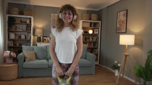 Portrait Caucasienne Adulte Femme Avec Bouclé Cheveux Formation Maison Tenir — Video