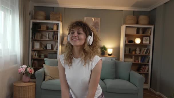 Portrait Caucasienne Adulte Femme Avec Bouclé Cheveux Formation Maison Tenir — Video