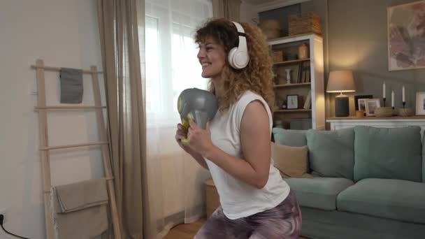 Porträt Einer Erwachsenen Frau Mit Lockigem Haar Training Hause Halten — Stockvideo
