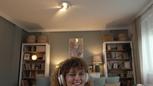 Πορτρέτο Της Καυκάσιας Ενήλικης Γυναίκας Σγουρά Μαλλιά Κατάρτισης Στο Σπίτι — Αρχείο Βίντεο