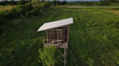 Hayvan avı insansız hava aracı görüntüsü için yüksekte saklanıyor. 