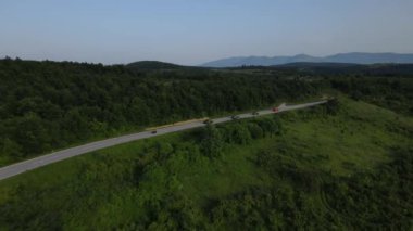Motosiklet sürücüsü yaz günü açık asfalt yolda yolculuk konsept drone hava görüntüsü knjazevac serbia