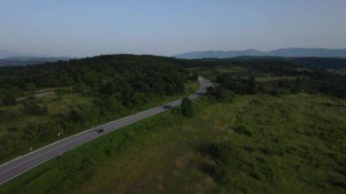 Motosiklet sürücüsü yaz günü açık asfalt yolda yolculuk konsept drone hava görüntüsü knjazevac serbia
