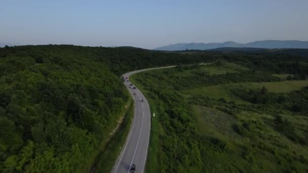 夏季露天沥青路面上骑摩托车兜风旅行的概念无人驾驶航空观景图 — 图库视频影像