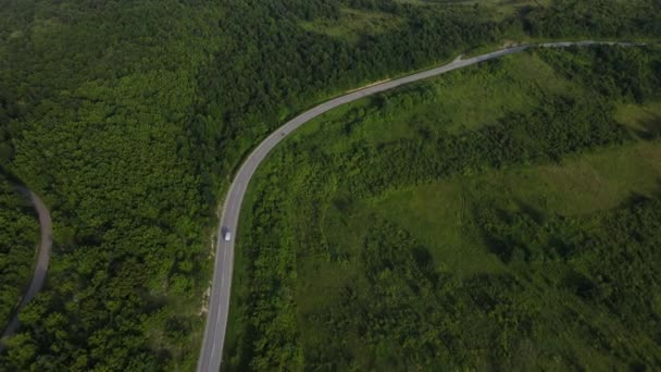 Letecké Bezpilotní Záběry Křivolaké Asfaltové Silnice Horském Masivu Během Letní — Stock video