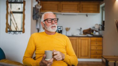 Son sınıf öğrencilerinden biri elinde çay ya da kahveyle mutfakta oturup işten frene basıyor ya da günlük rutin göreve hazırlanıyor.