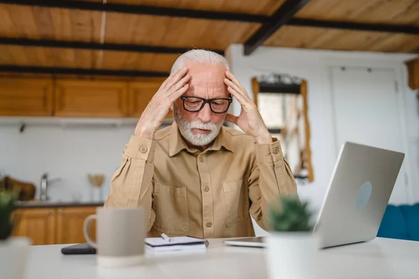 Egy Idős Kaukázusi Férfi Nagyapa Szakállal Szemüveggel Dolgozik Laptop Használata — Stock Fotó
