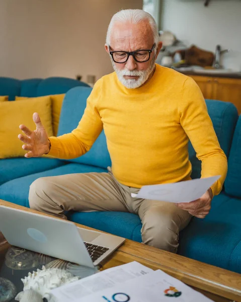 Egy Idős Kaukázusi Férfi Nagyapa Szakállal Szemüveggel Dolgozik Laptop Használata — Stock Fotó